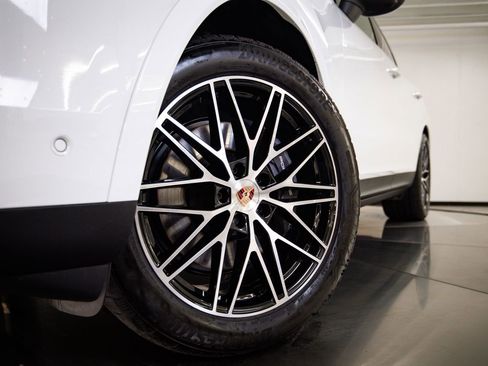 Certified 2026 Porsche Cayenne AWD/4WD image 11