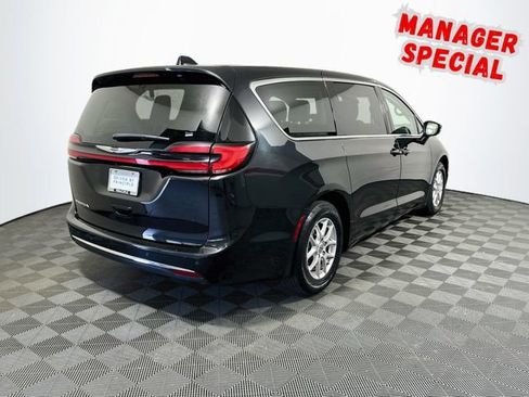 Used 2023 Chrysler Pacifica Touring-L FWD image 8