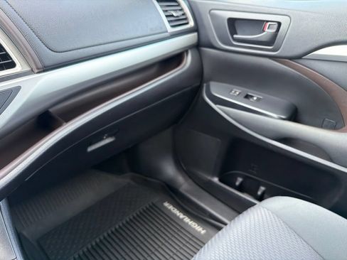 Used 2019 Toyota Highlander LE FWD image 19