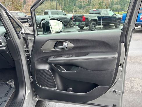 Used 2025 Chrysler Pacifica Select image 26