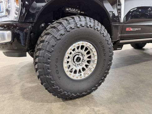 Used 2025 Ford F250 Platinum w/ Platinum Plus Package image 9