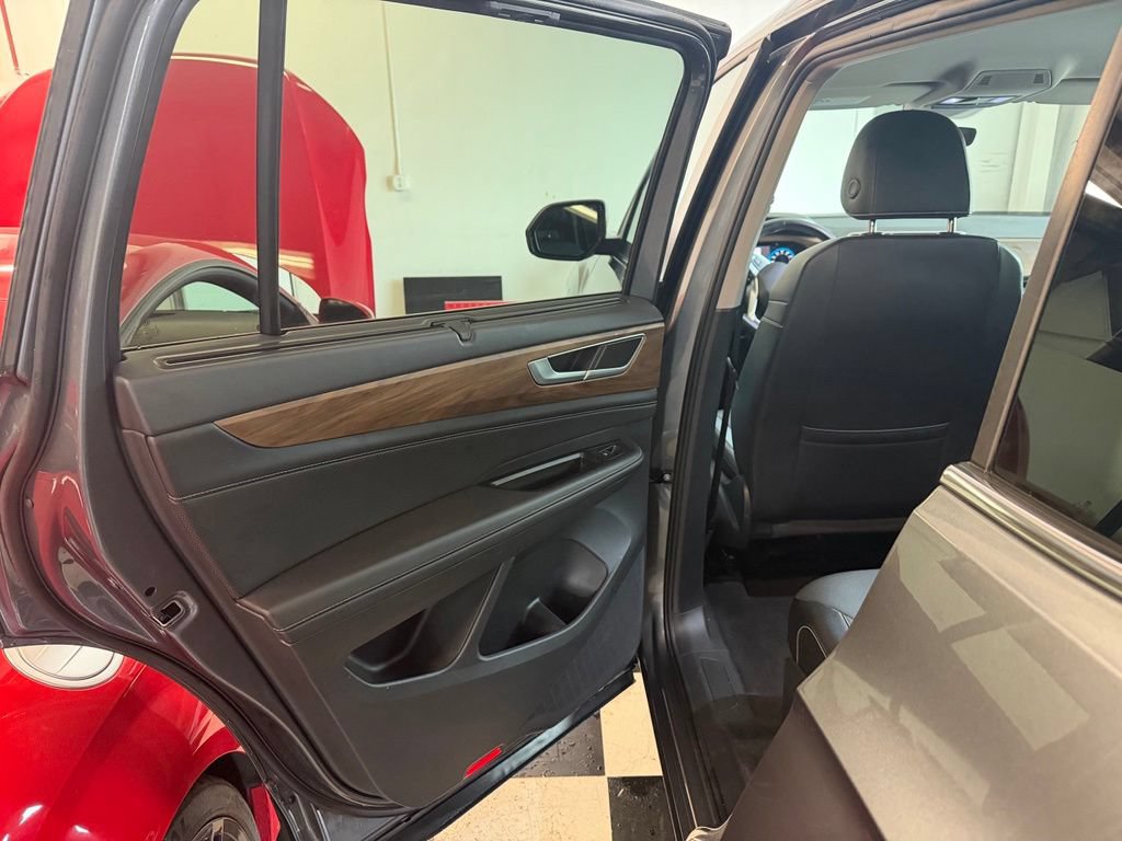 Used 2025 Volkswagen Atlas SE FWD image 8