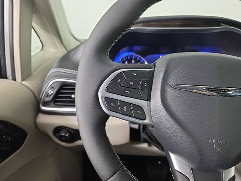 Used 2024 Chrysler Pacifica Limited image 19