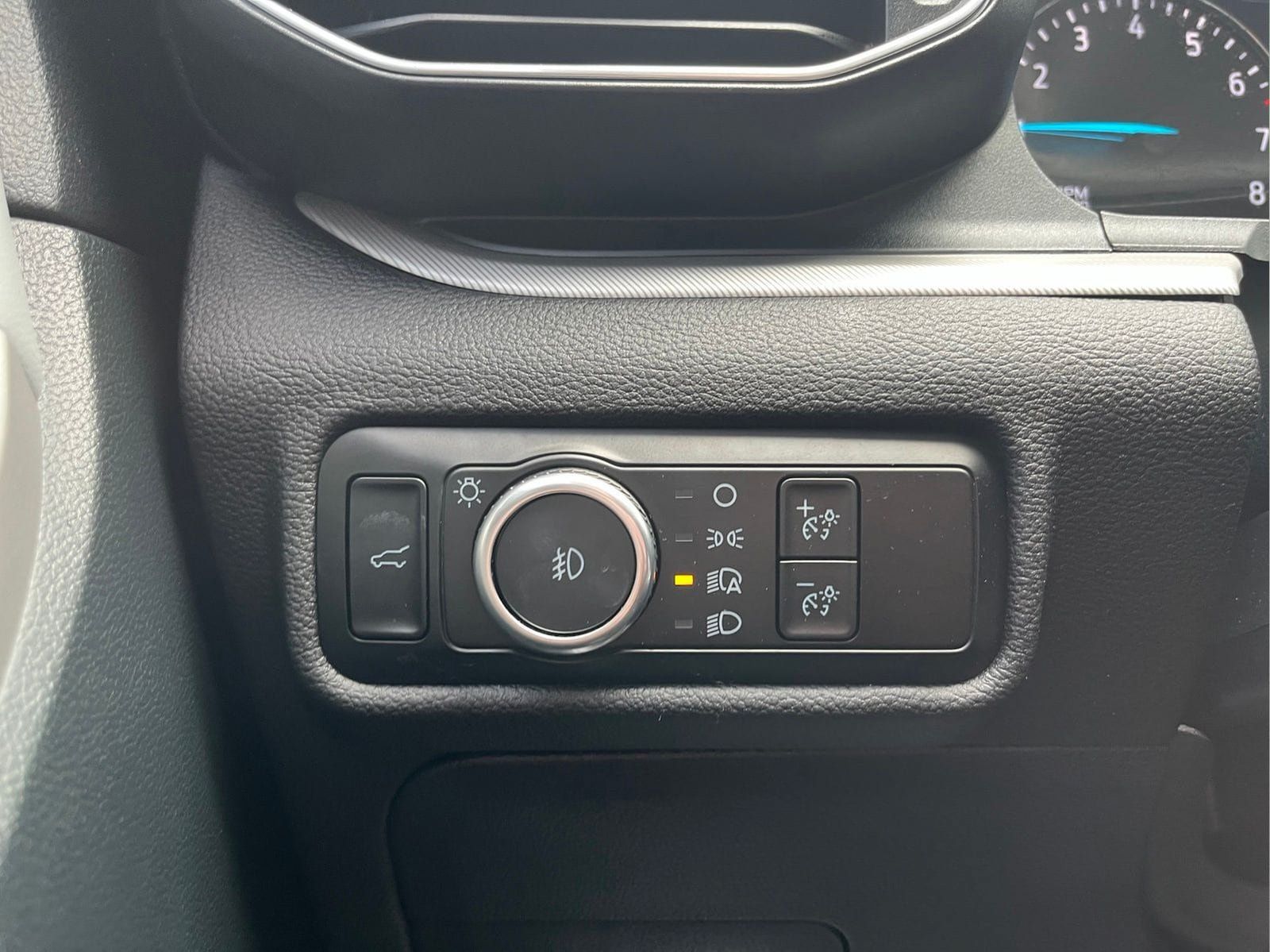 Used 2024 Ford Explorer XLT w/ Equipment Group 202A AWD/4WD image 14
