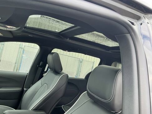 New 2027 Chrysler Pacifica Limited AWD/4WD image 31