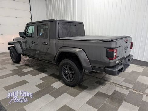 Used 2024 Jeep Gladiator Sport AWD/4WD image 2