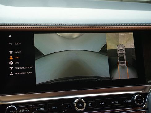 Used 2022 Bentley Flying Spur Plug-In Hybrid AWD/4WD image 16