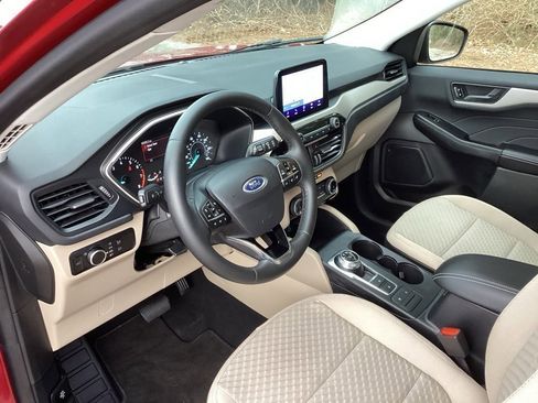 Used 2022 Ford Escape SE w/ SE Sport Appearance Package image 25