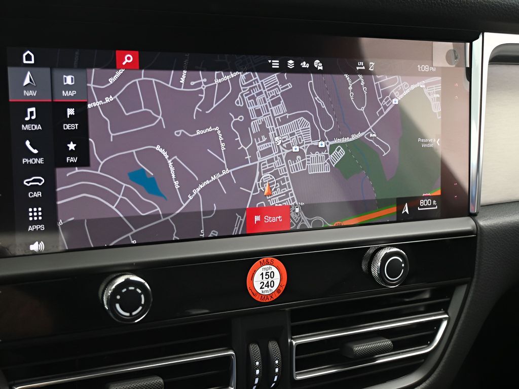 Certified 2026 Porsche Macan AWD/4WD image 17