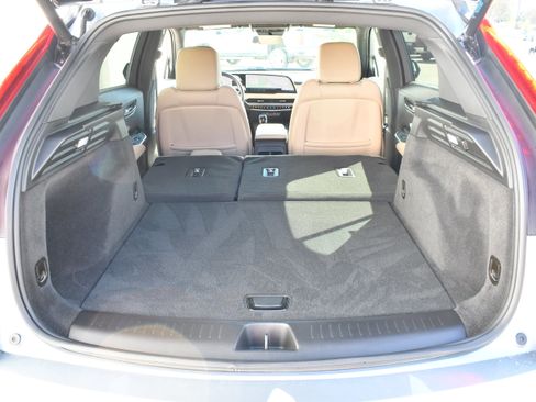 Used 2024 Cadillac XT4 Luxury w/ Cold Weather Package image 8