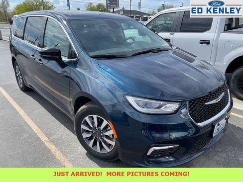Used 2024 Chrysler Pacifica Limited FWD image 1