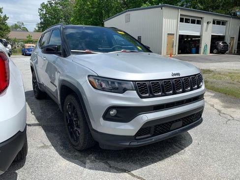 Used 2024 Jeep Compass Latitude w/ Convenience Group AWD/4WD image 2