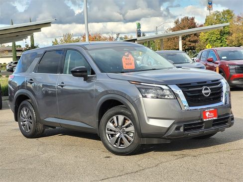 Used 2025 Nissan Pathfinder S image 2
