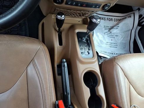 Used 2017 Jeep Wrangler Unlimited Sahara w/ Connectivity Group image 17