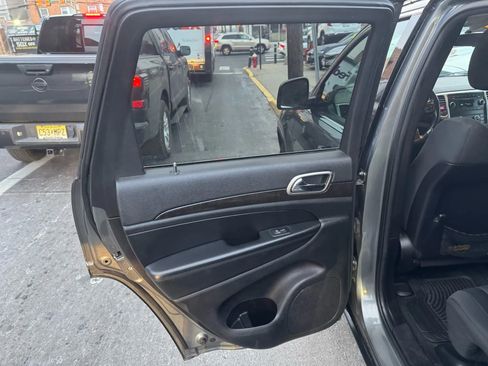 Used 2013 Jeep Grand Cherokee Laredo image 20