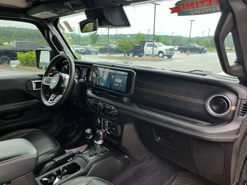 Used 2024 Jeep Wrangler Unlimited Sahara w/ Technology Group AWD/4WD image 26