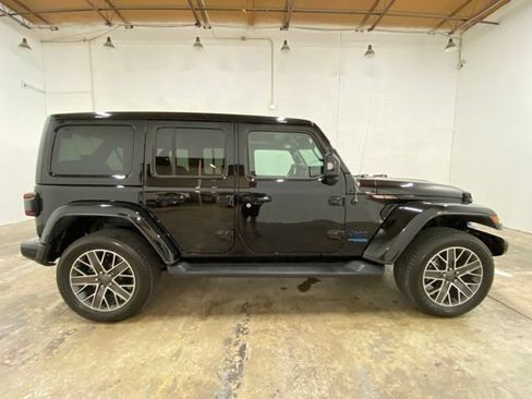 Used 2022 Jeep Wrangler Unlimited Sahara AWD/4WD image 6