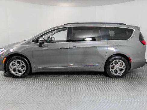 Used 2023 Chrysler Pacifica Limited FWD image 3