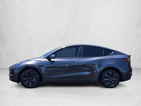 Used 2025 Tesla Model Y Long Range RWD image 9