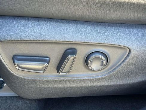 Used 2023 Toyota Highlander XLE image 18