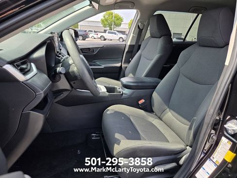 Used 2022 Toyota RAV4 LE AWD/4WD image 9