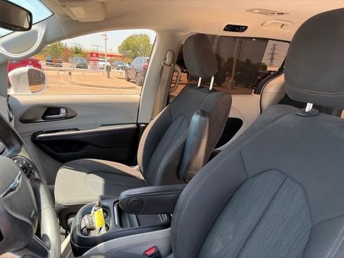 Used 2020 Chrysler Pacifica Touring w/ Advanced Safetytec Group FWD image 8