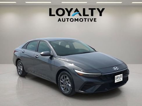 Used 2025 Hyundai Elantra Blue image 7