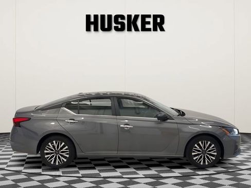 Used 2025 Nissan Altima 2.5 SV FWD image 2