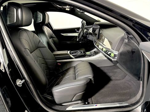 Certified 2025 BMW 760i xDrive w/ Executive Package AWD/4WD image 24