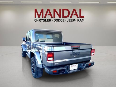 Used 2025 Jeep Gladiator Nighthawk image 8