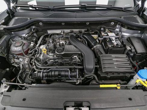 Certified 2024 Volkswagen Taos SE image 18