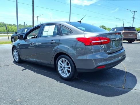 Used 2018 Ford Focus SE w/ Cold Weather Package FWD image 5