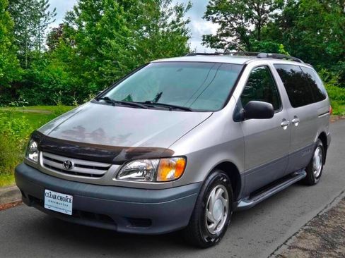 Used 2001 Toyota Sienna XLE image 10
