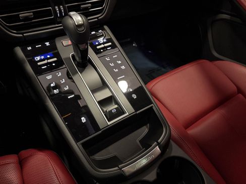 Used 2025 Porsche Macan image 19