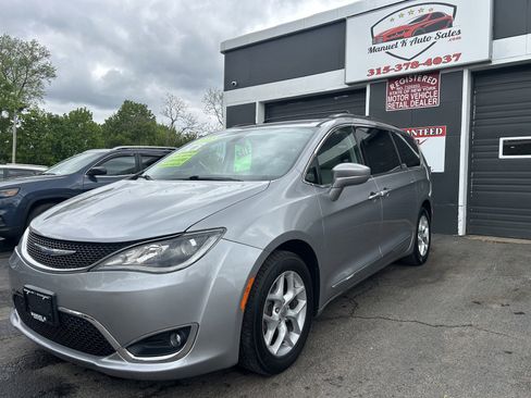 Used 2017 Chrysler Pacifica Touring-L w/ Tire & Wheel Group FWD image 3