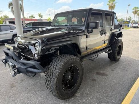 Used 2016 Jeep Wrangler Unlimited Sahara w/ Connectivity Group AWD/4WD image 3