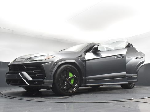Used 2020 Lamborghini Urus image 36