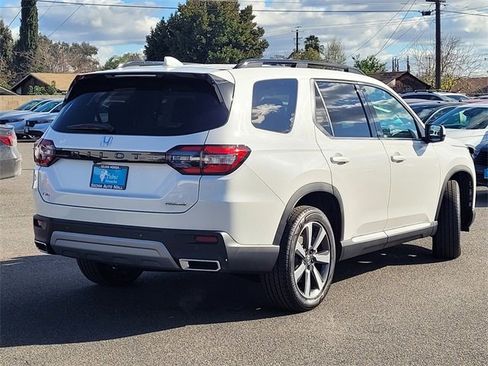 New 2025 Honda Pilot Touring image 4