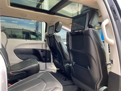 Used 2023 Chrysler Pacifica Limited w/ Uconnect Theater Family Group AWD/4WD image 5