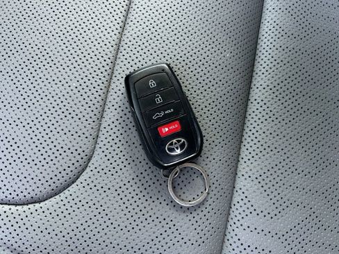 Used 2024 Toyota Tundra Limited image 33