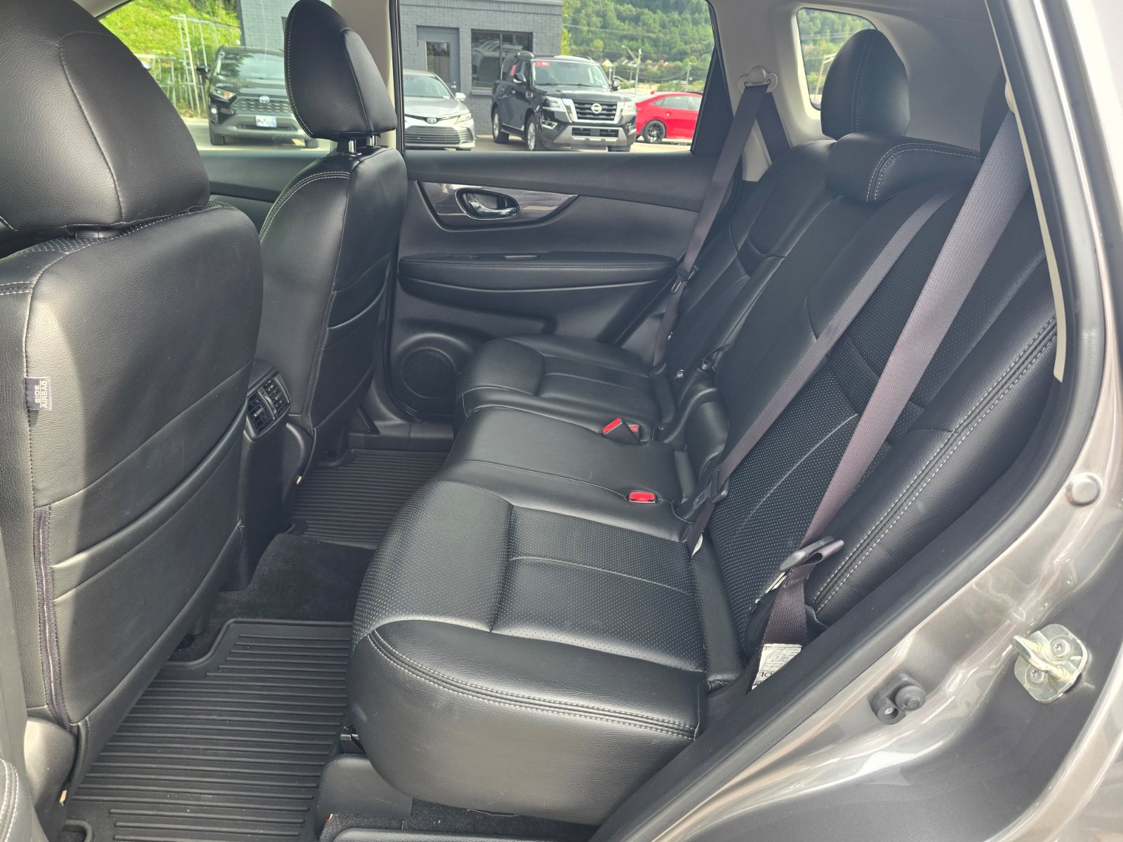 Used 2020 Nissan Rogue SV w/ Premium Package FWD image 12