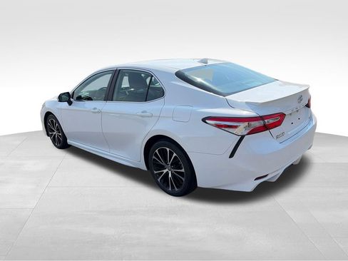 Used 2020 Toyota Camry SE FWD image 3
