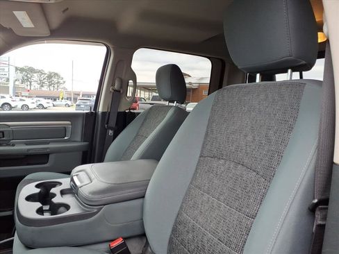 Used 2019 RAM 1500 Classic SLT w/ Luxury Group image 17