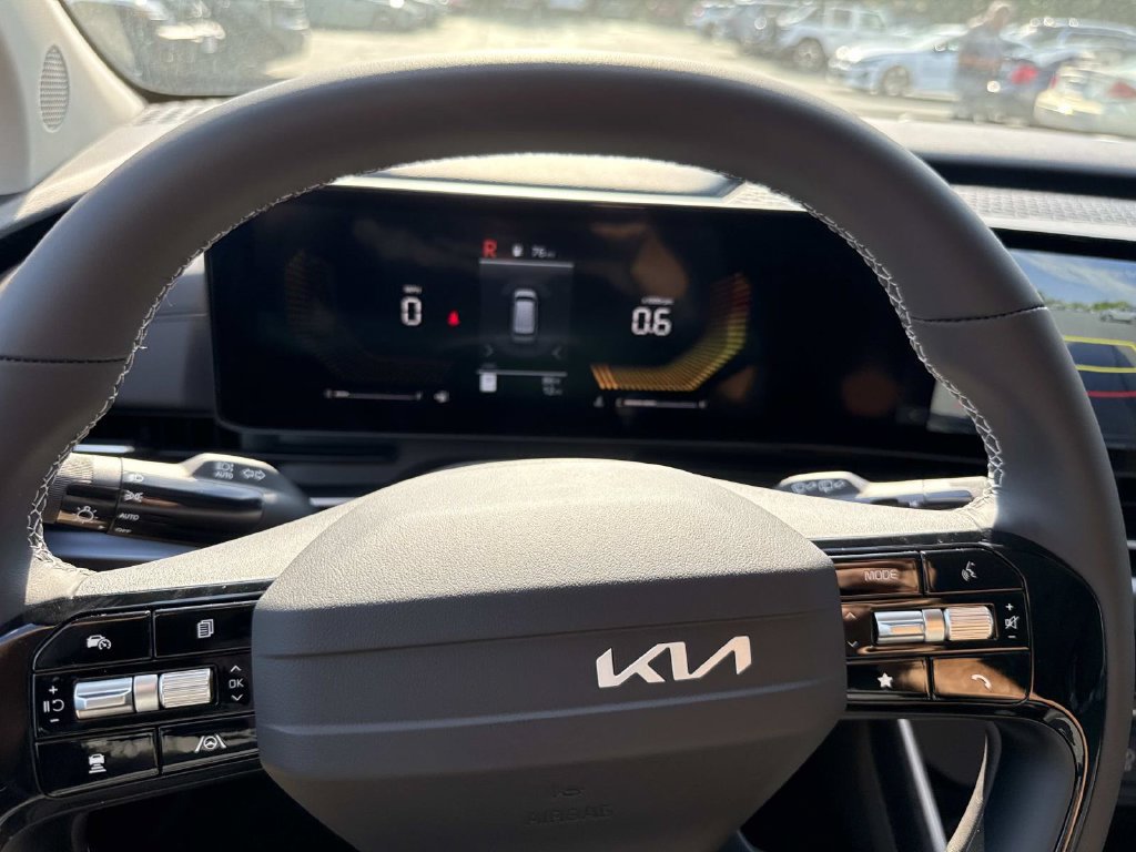 New 2027 Kia Carnival LX FWD image 11