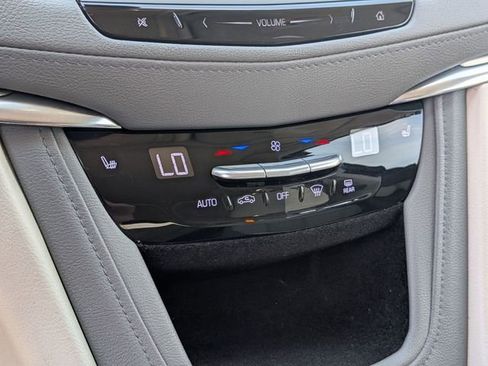 Used 2018 Cadillac XT5 Luxury w/ Driver Awareness Package AWD/4WD image 23