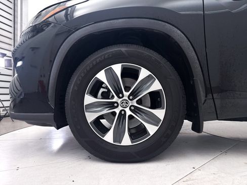 Used 2022 Toyota Highlander XLE FWD image 16