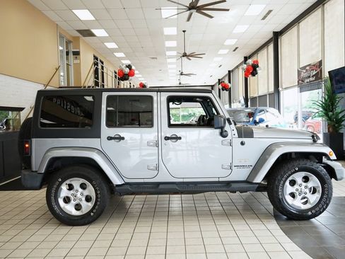 Used 2014 Jeep Wrangler Unlimited Sahara w/ Dual Top Group AWD/4WD image 17