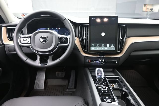 New 2027 Volvo XC60 B5 Plus AWD/4WD image 9