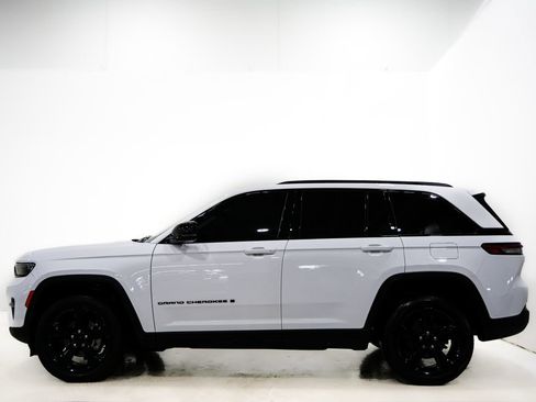 Used 2024 Jeep Grand Cherokee Altitude AWD/4WD image 6