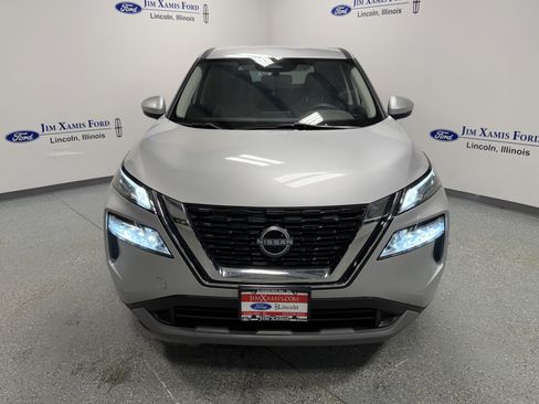 Used 2023 Nissan Rogue SV image 2